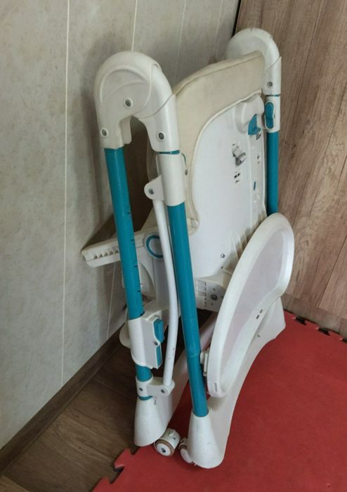 Стульчик для кормления
Хароший состояния 
Пятиточечные ремни, регулир