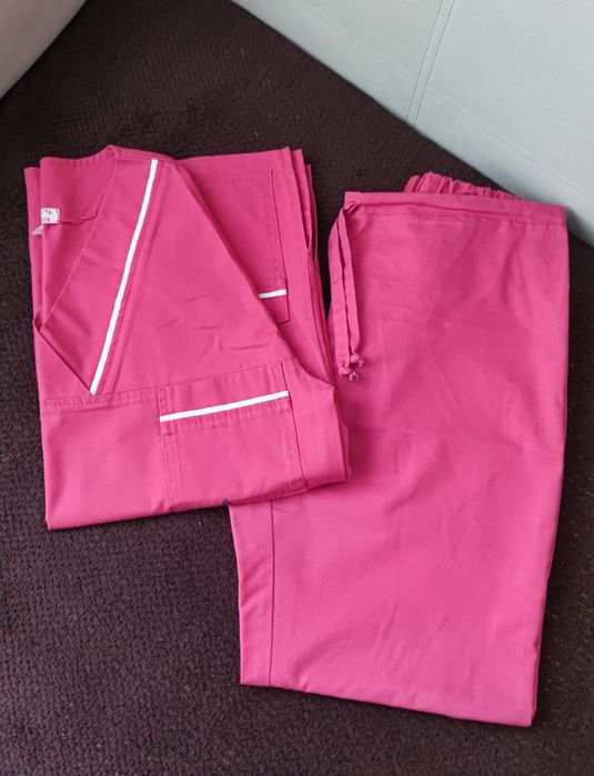 Costum medical roz