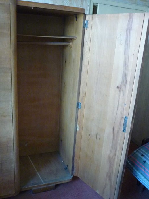 Стар дървен шкаф