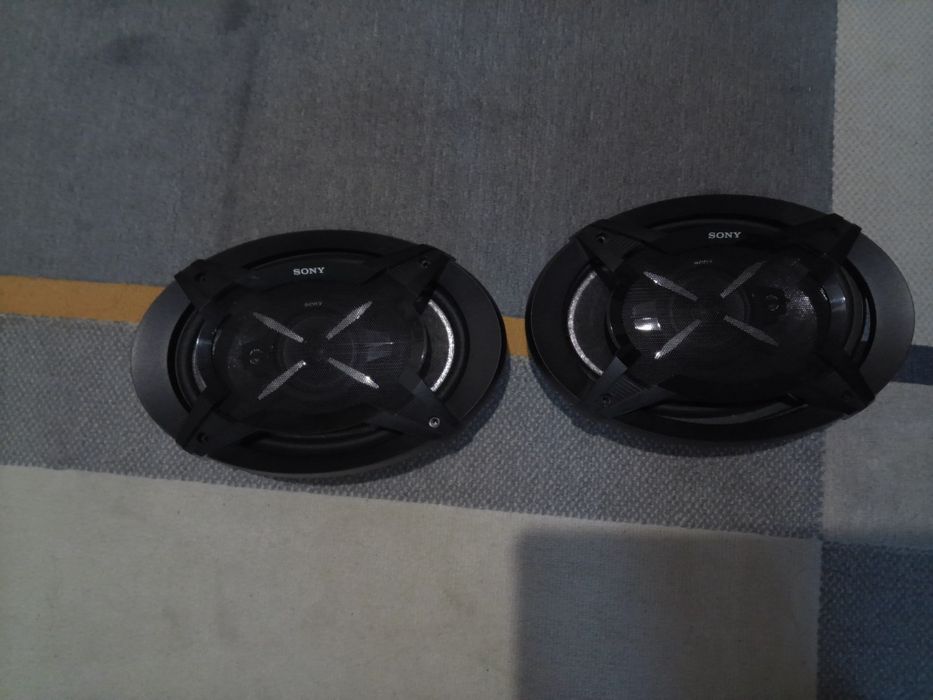 Продавам елипсовидни говорители плюс две кутии