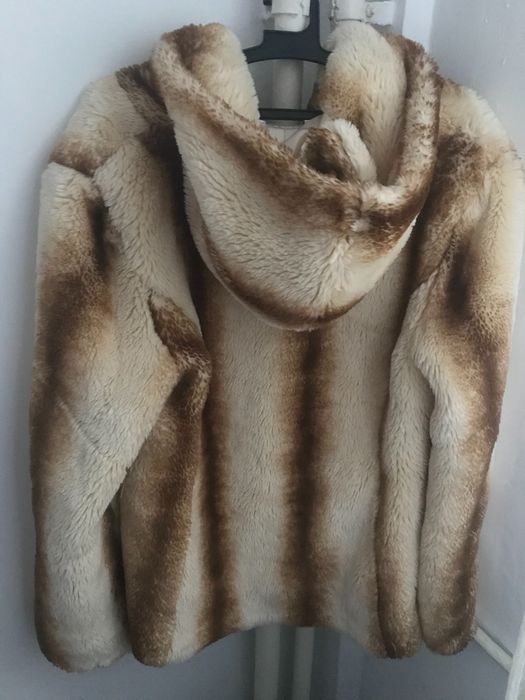 Vand haina de blana artificiala