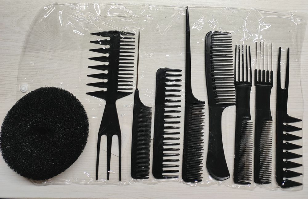 Продаётся парикмахерский набор расчёсок для стрижки,создания причёсок.