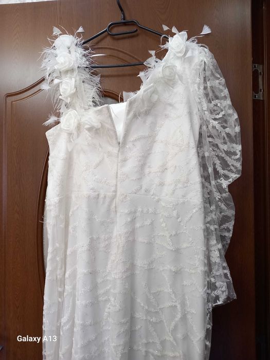 Официално бяла рокля