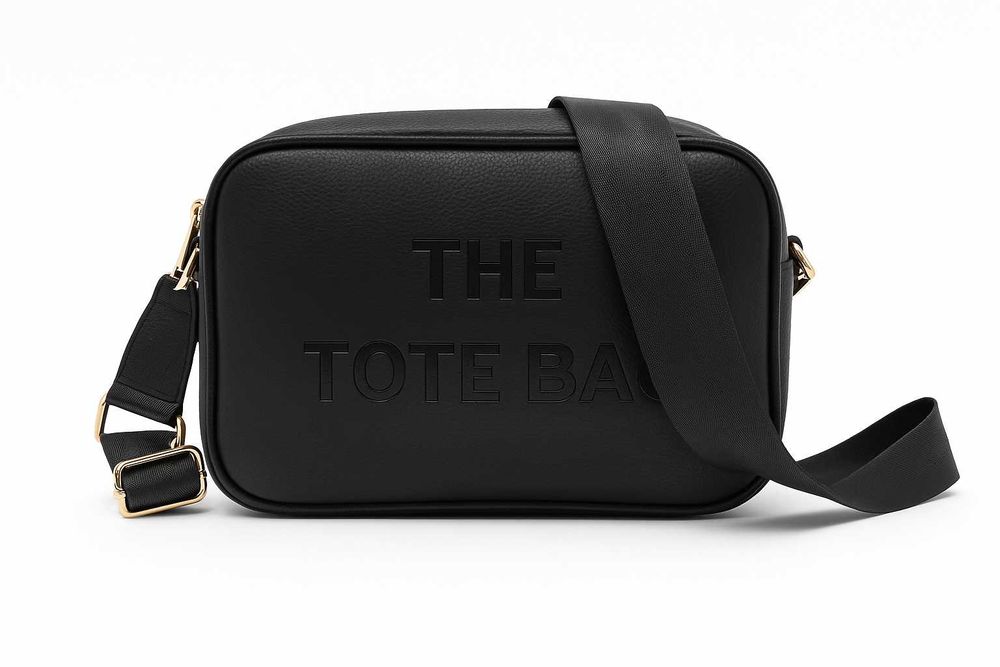 Дамска черна чанта с релефен надпис и ресни