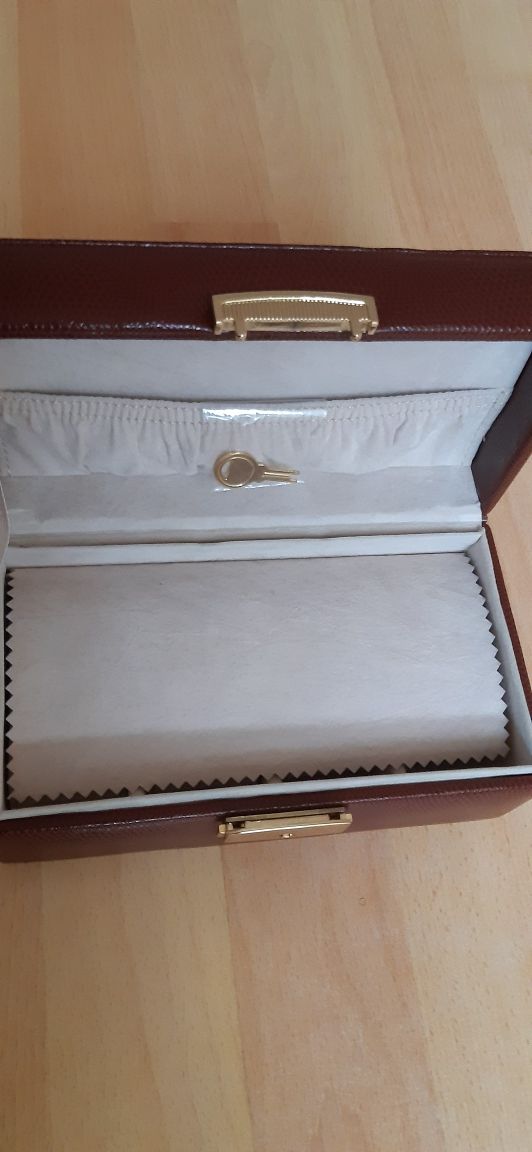 Caseta din piele ptr Bijuterii si Ceasuri, cu cheie, model deosebit