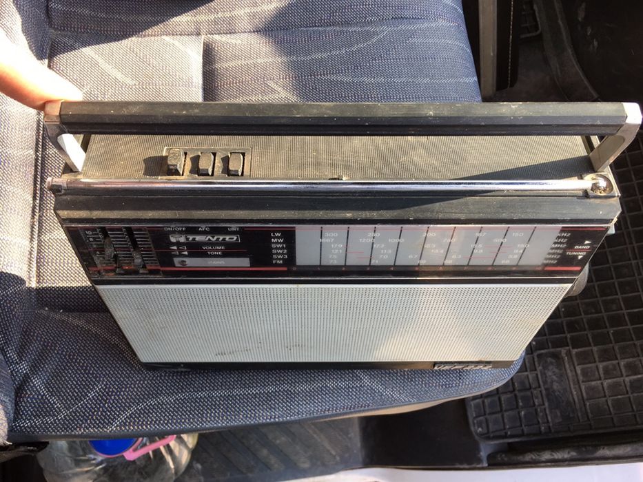 Античен старинен часовник и радио