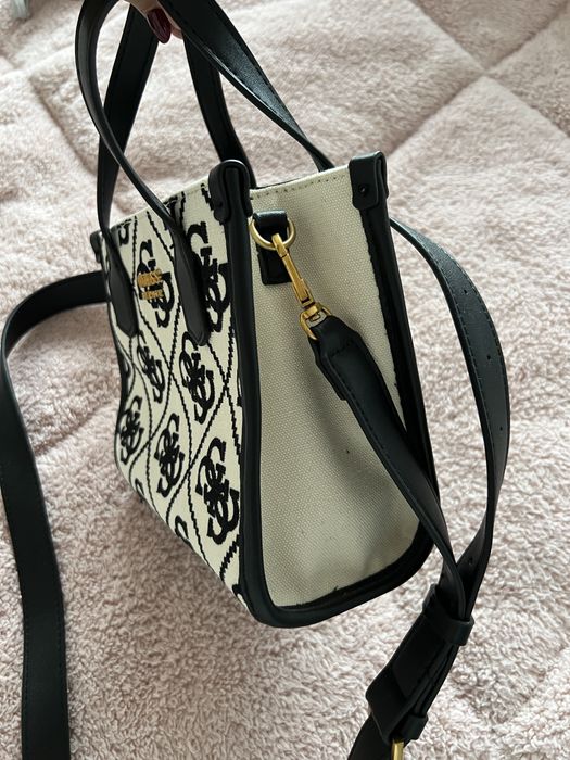 Дамска чанта Guess