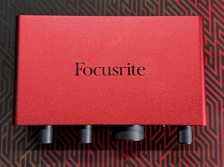 Focusrite Scarlett Solo 4th Gen USB аудио интерфейс + Saramonic C-XLR