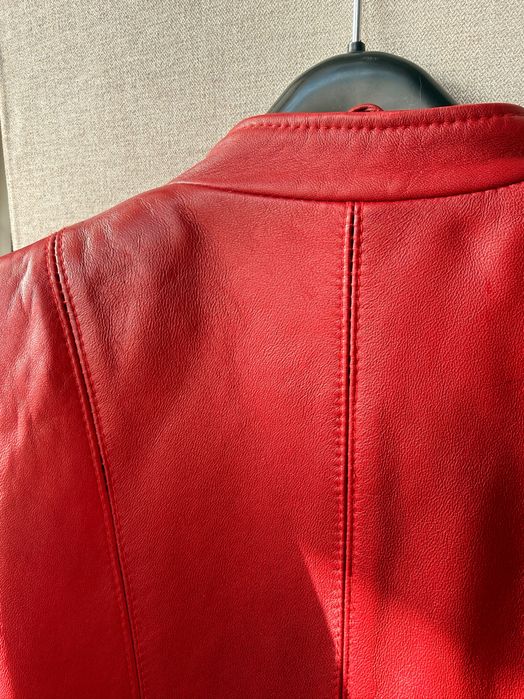 Червено кожено яке