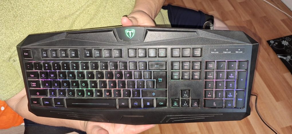 Vand o tastatura T Dagger de gaming și un mouse de gaming