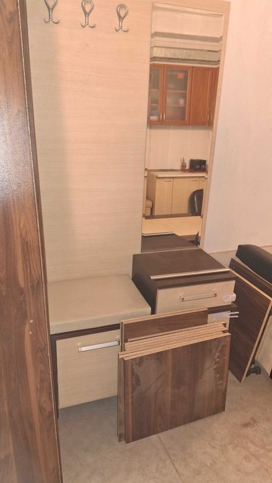 Продавам шкафове и легло