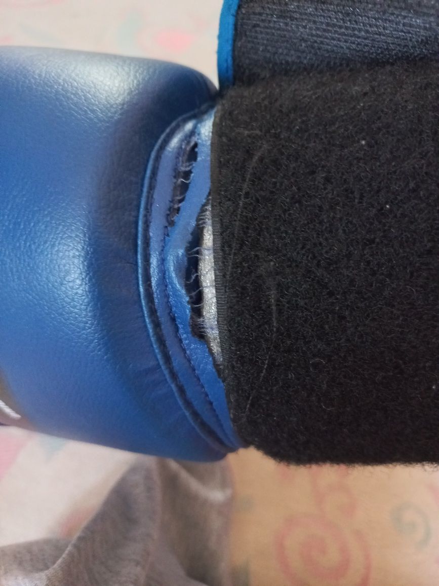 Шлем и перчатки для бокса .