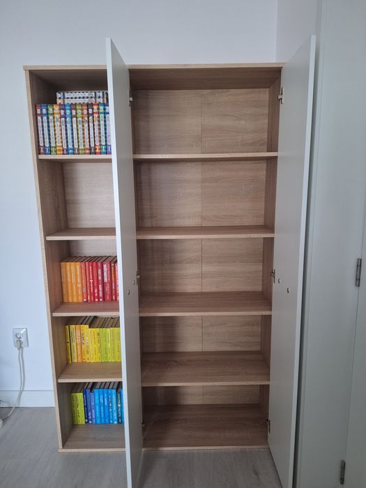 Dulap haine cu mini biblioteca