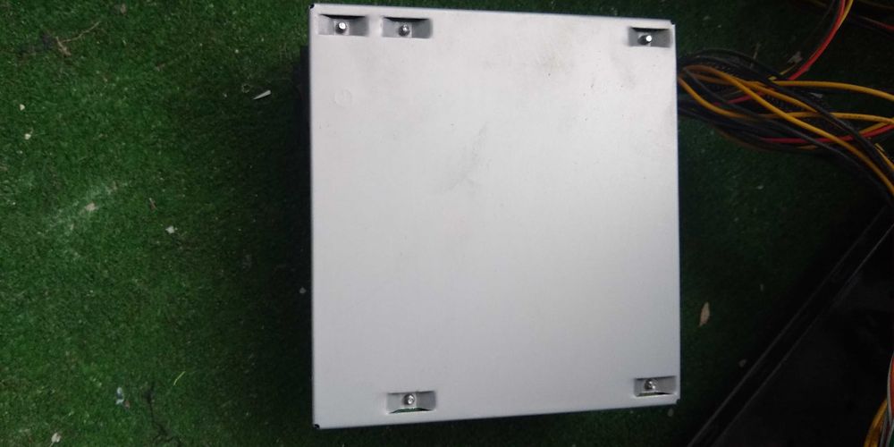 Продавам захранване за компютър 550W-Марка Delux
