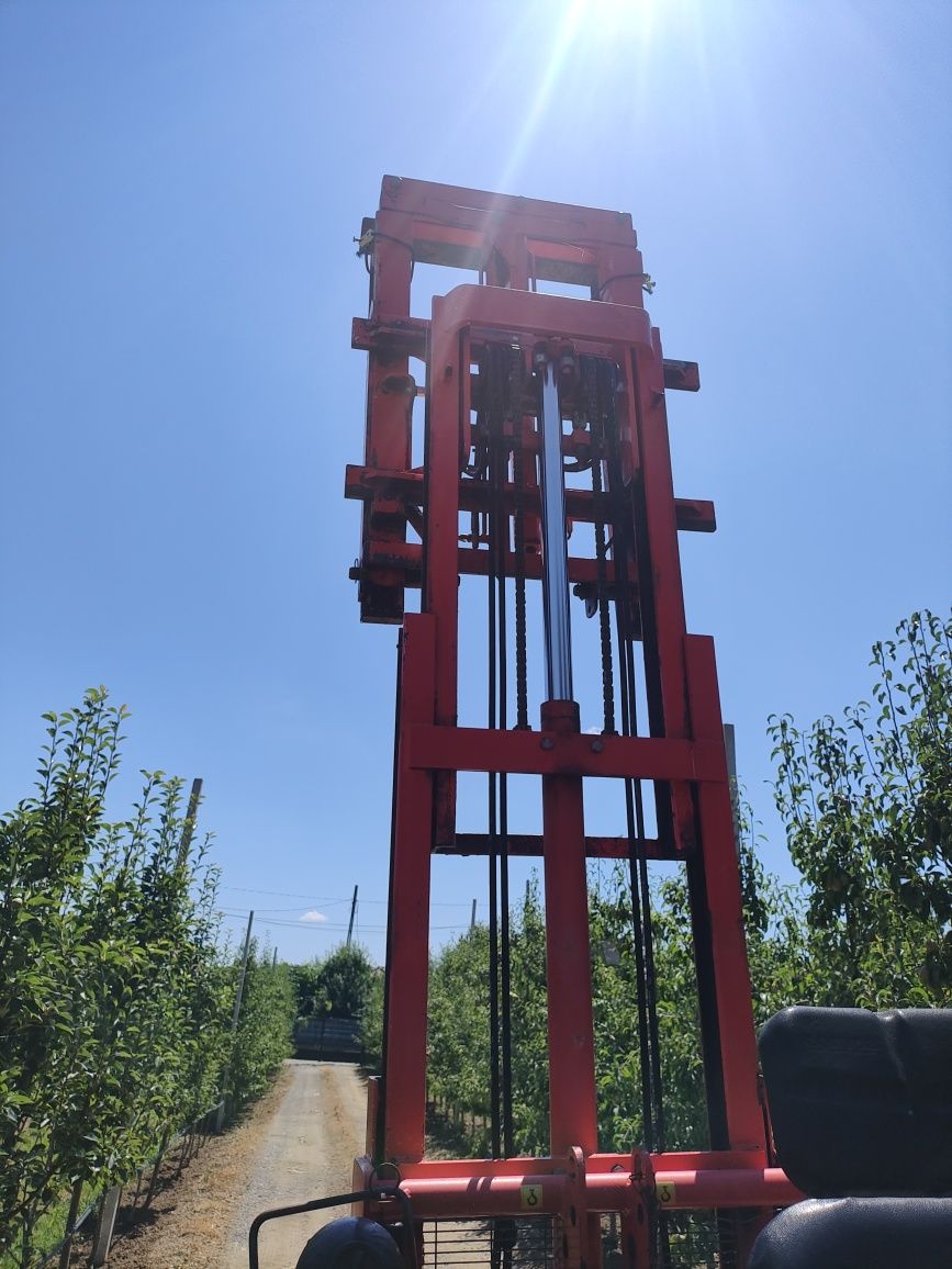 Vând stivuitor in tiranti (lift)