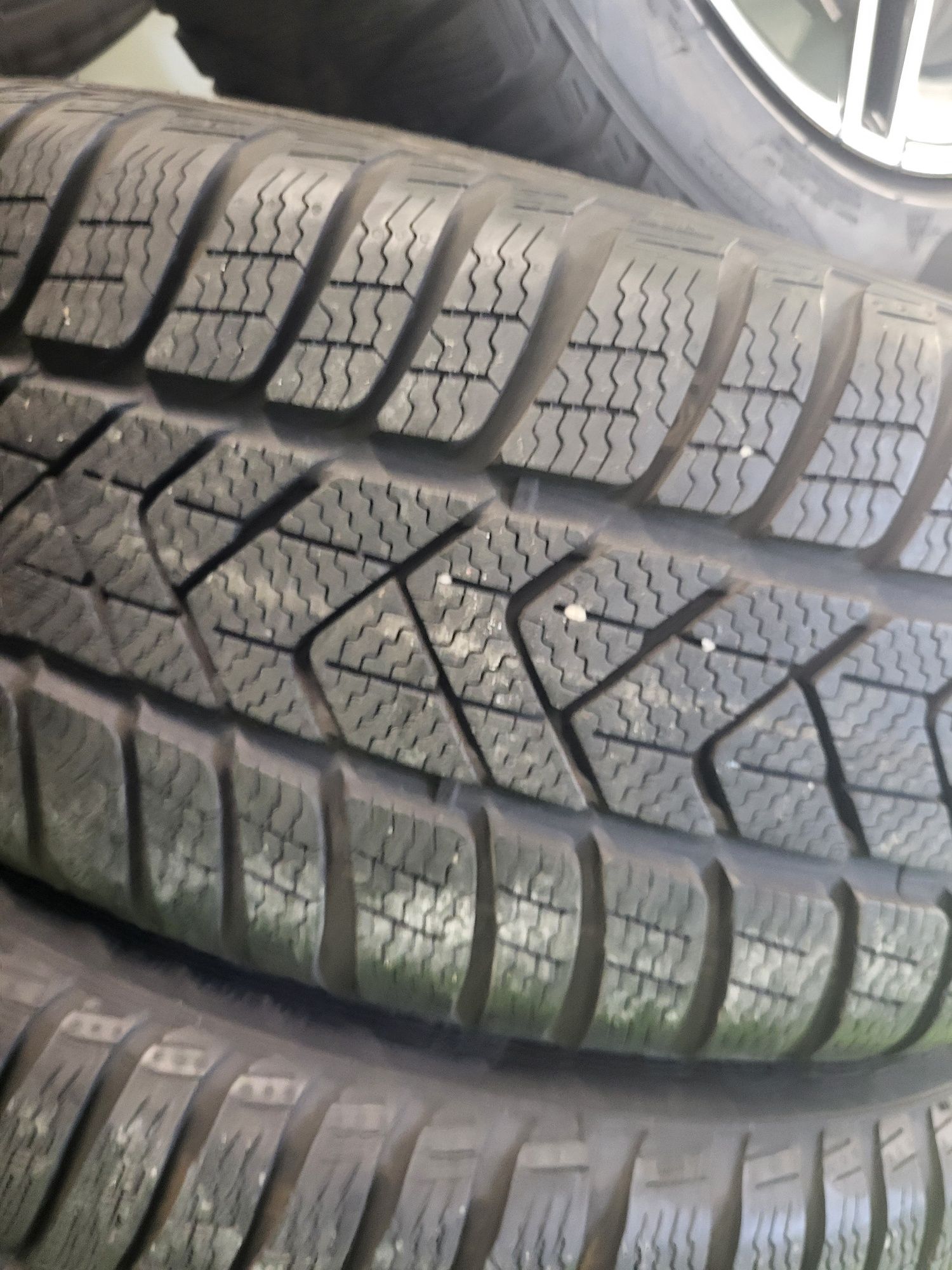4 бр зимни  225/45/18 Pirelli