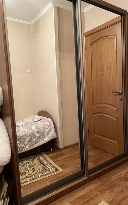 Шкаф купе с зеркальными дверями