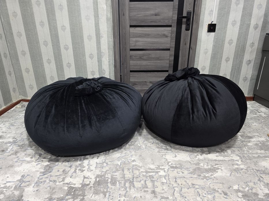 Срочно продаю 2 чёрных пуфа