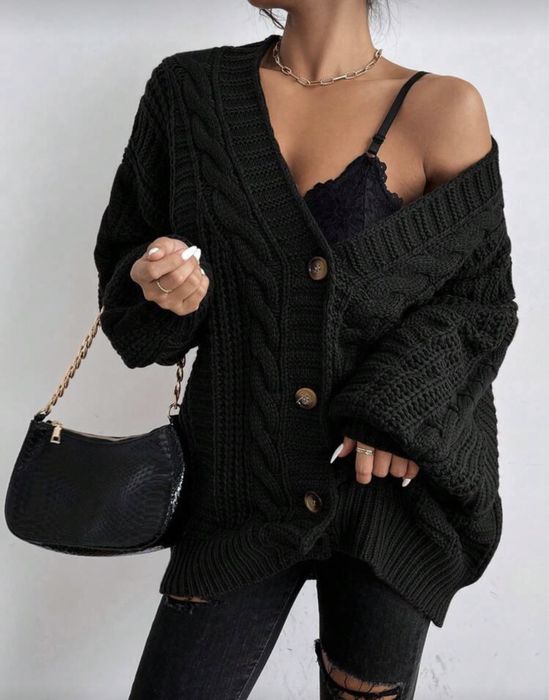 Черна плетена жилетка с копчета