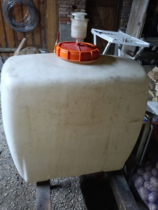 Vând butoi de plastic de 100 L și 200 L