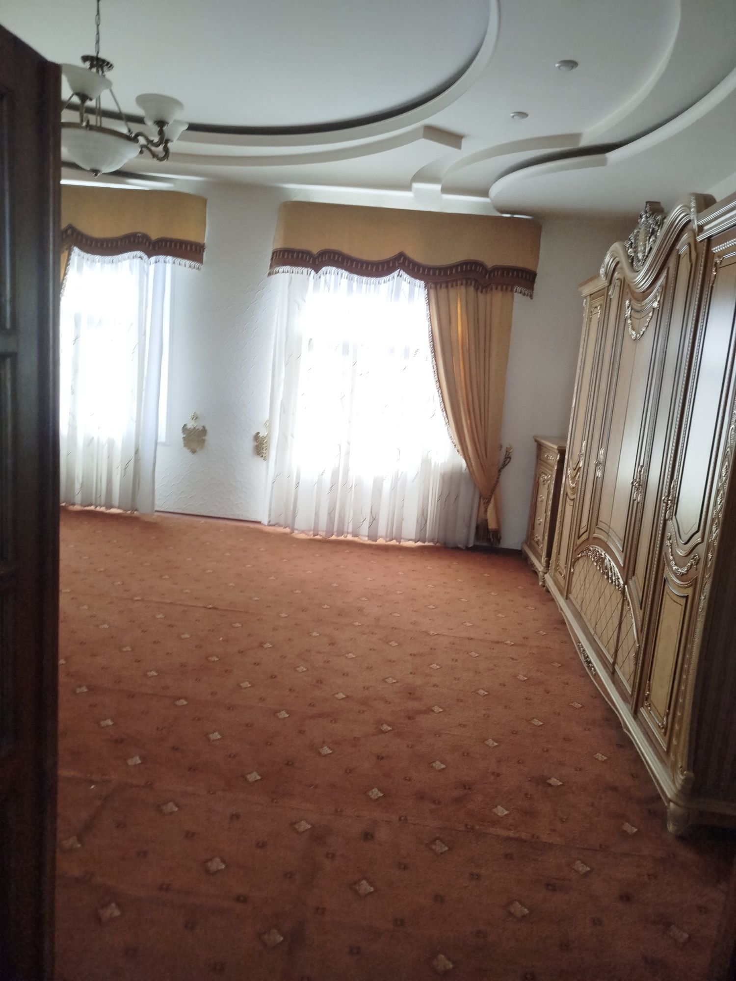 Сдается в аренду дом . 6 спалный ,2 холл, зал и кухня .Обшие 600 кв.м