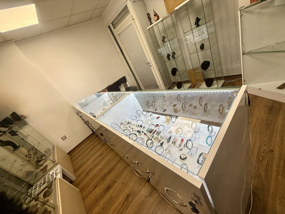 Витрини за бижутерски магазин