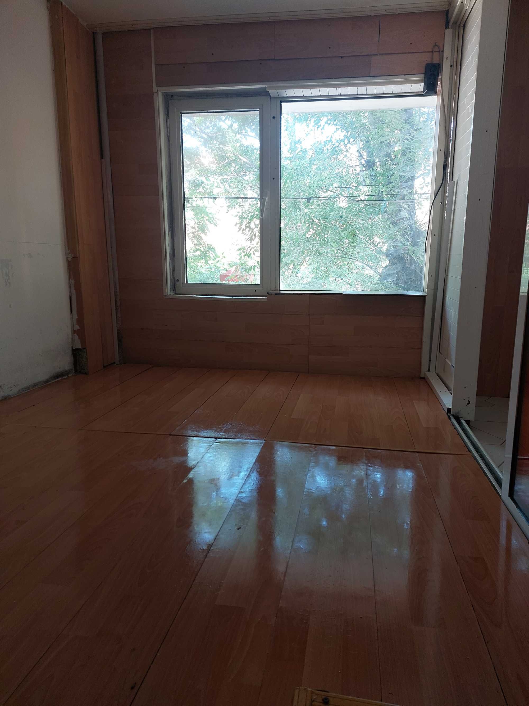 Продавам недвижим имот в кв. Банишора. Етаж първи, над гаражи.