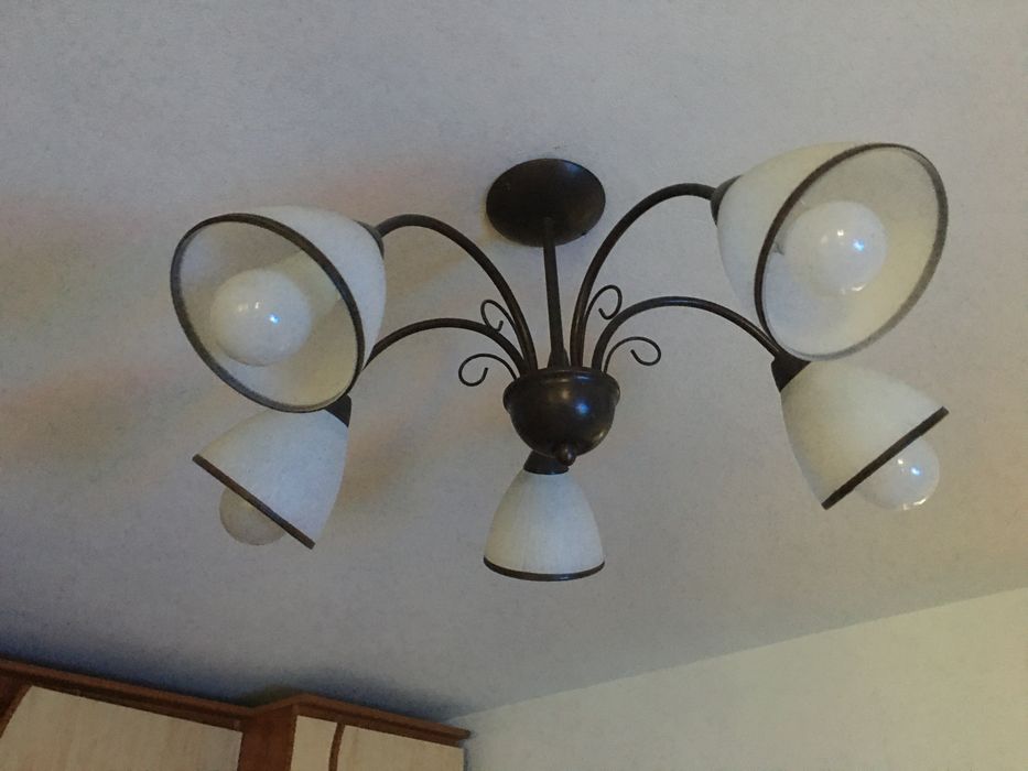 Lustre instare buna