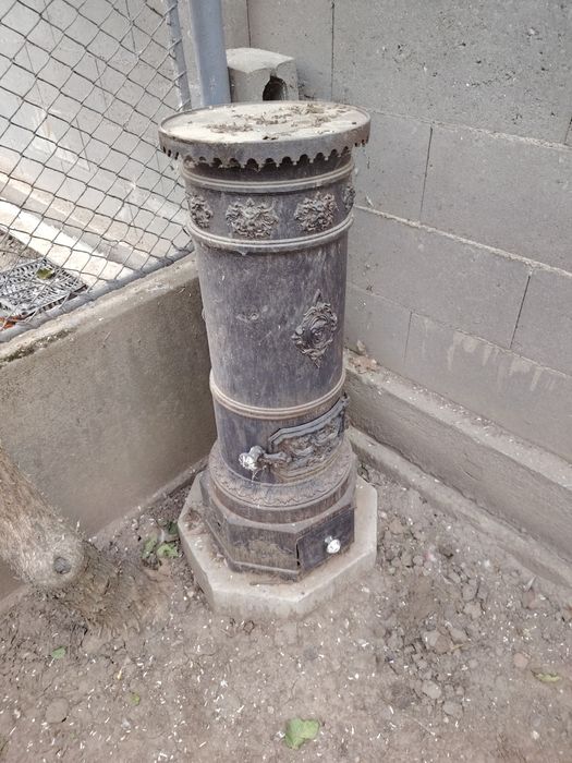 Vănd sobă din fontă veche cu postament de beton în jud arad oraș sănta