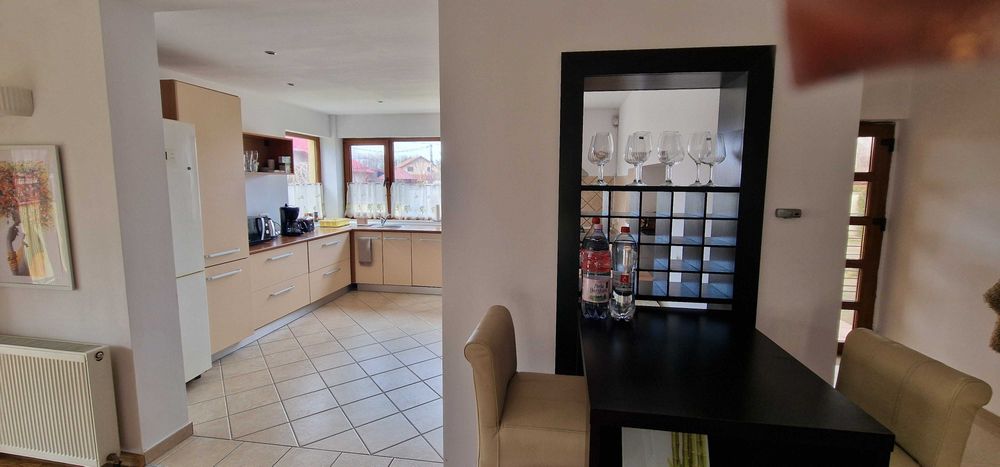 Proprietar -Inchiriez casa 250 mp,3 dormitoare,garaj,curte .