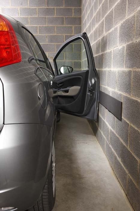Предпазна гума за врата на автомобил в гараж