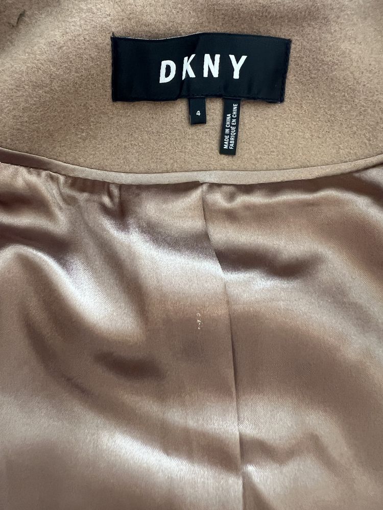 Palton cu nasturi auri marca DKNY