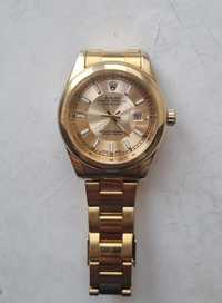 Срочно продаётся мужской часы золотистого цвета очень красиво смотрить