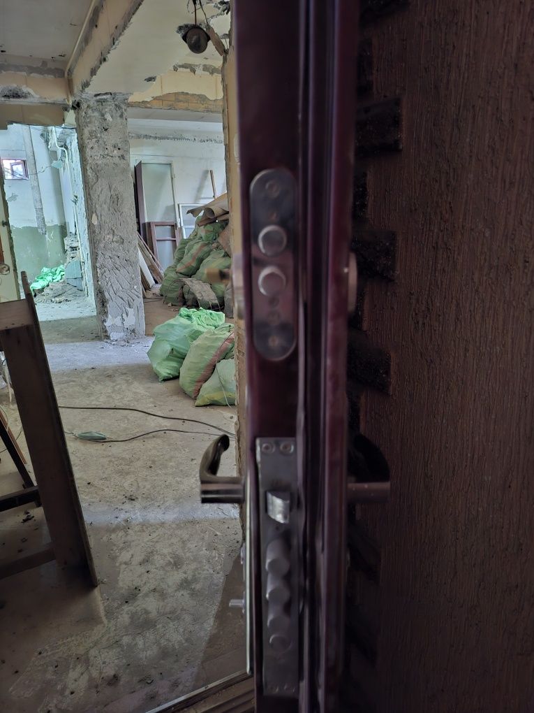Дверь автомат замком
