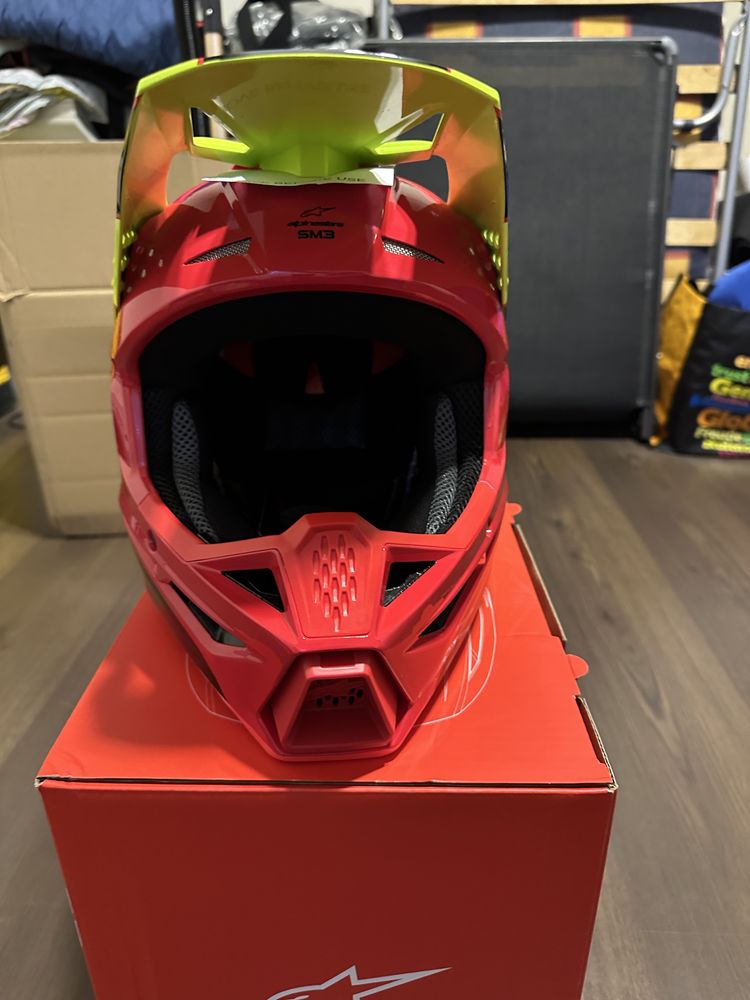 Каска Alpinestars в комплект с очила 100%