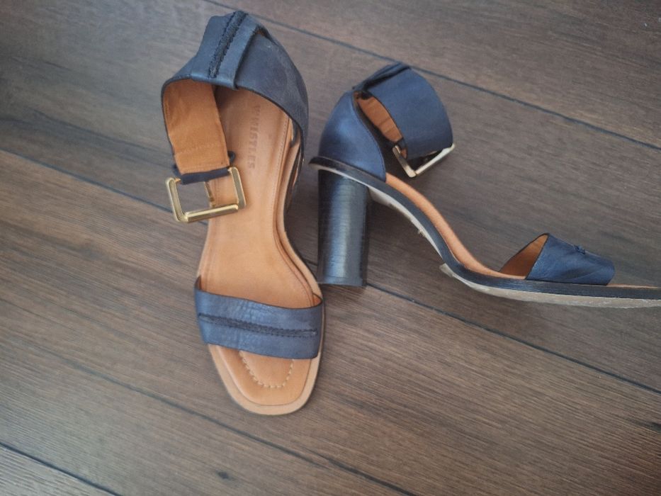 Sandale whistles
