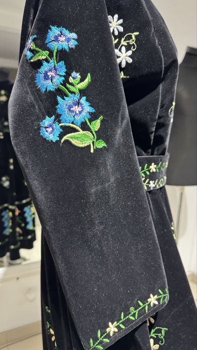 Unicat! Rochie artizanala brodata cu fir de matase pe catifea