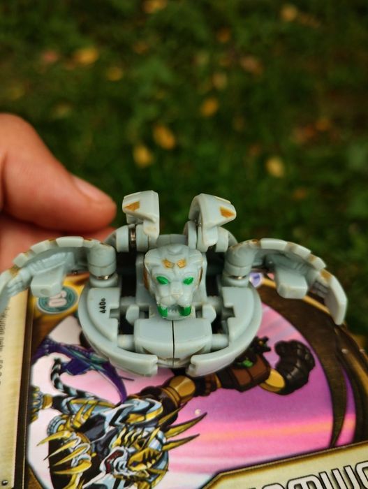 Vând Bakugan tigrerra blade