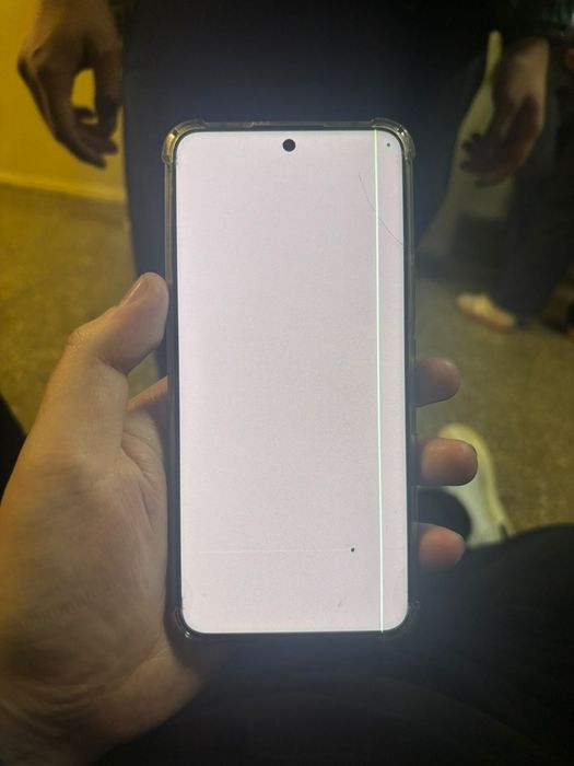 Xiaomi 14 ultra с дефектом экрана
