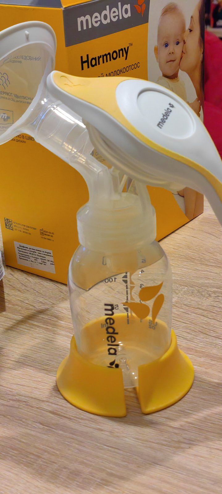 Двуфазна ръчна помпа за кърма Medela Harmony +  подарък