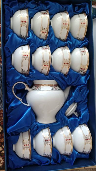 Роскошный сервиз из фарфора со стразами Swarovski