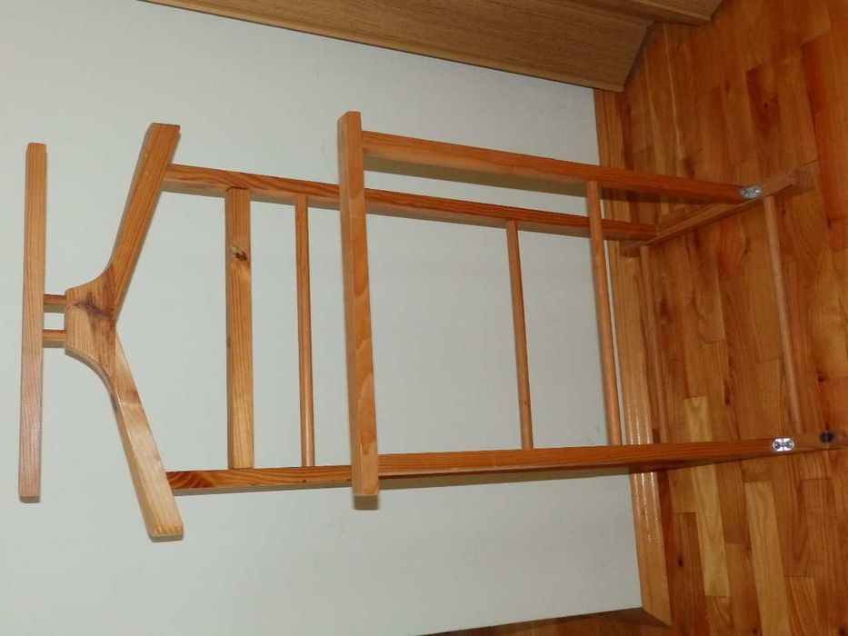 Дървена стойка закачалка за дрехи