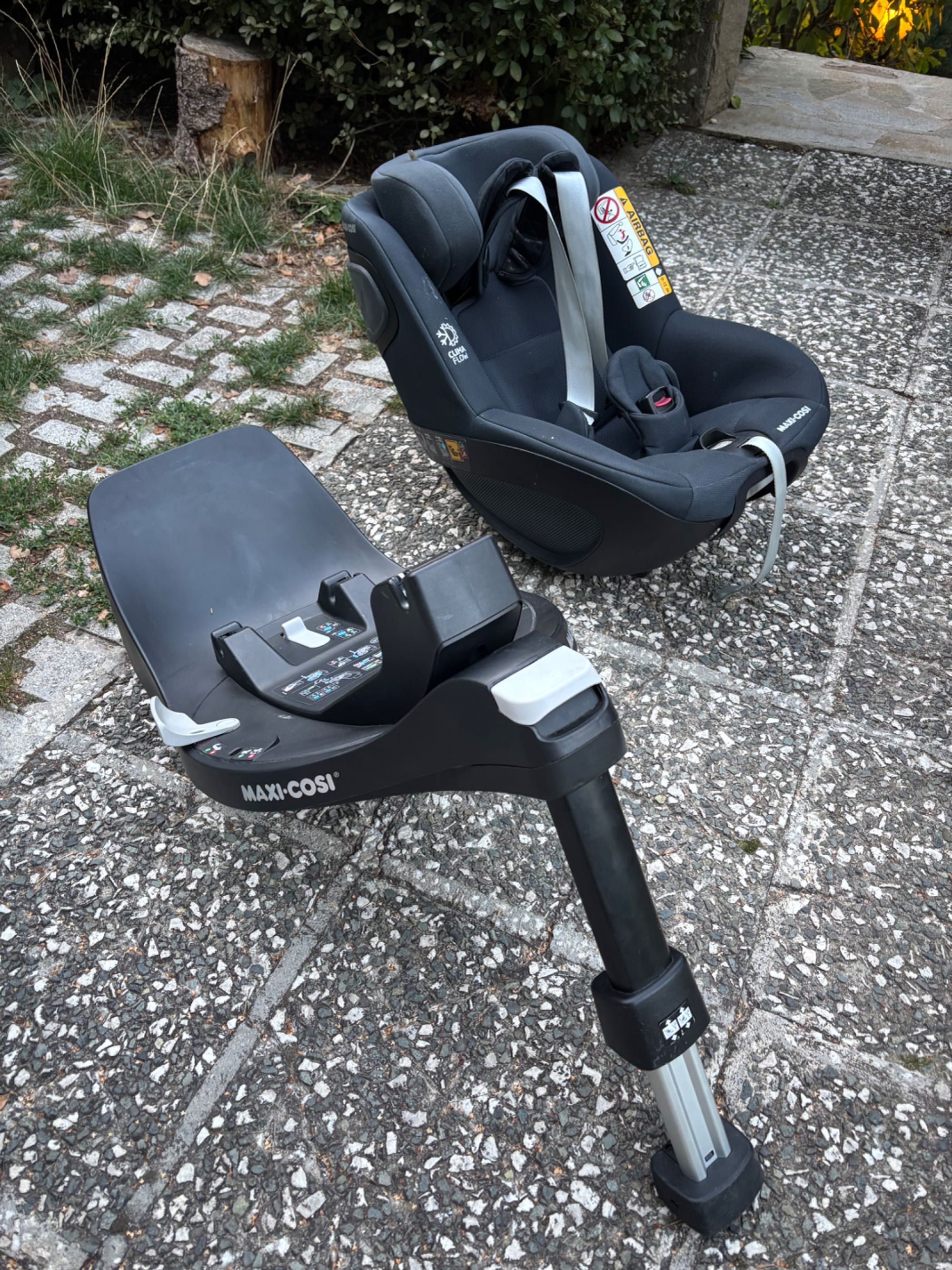 Продавам детско столче Maxi-Cosi Pearl 360 с база