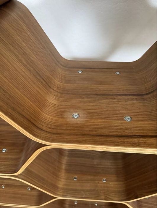 Biblioteca din stejar in forma de fagure