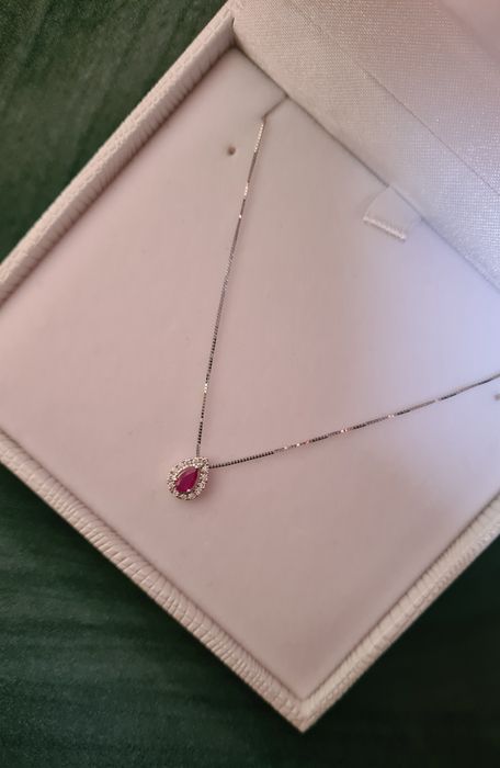 Колие от бяло злато 18 карата с рубин и диаманти