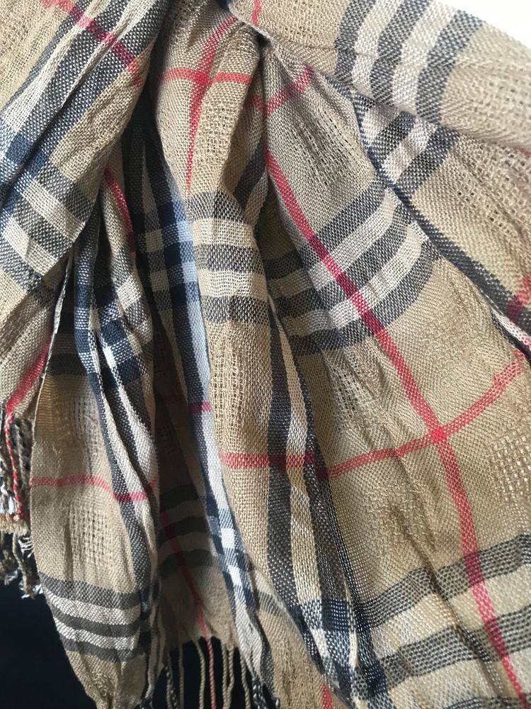 Esarfa Burberry print , impecabila