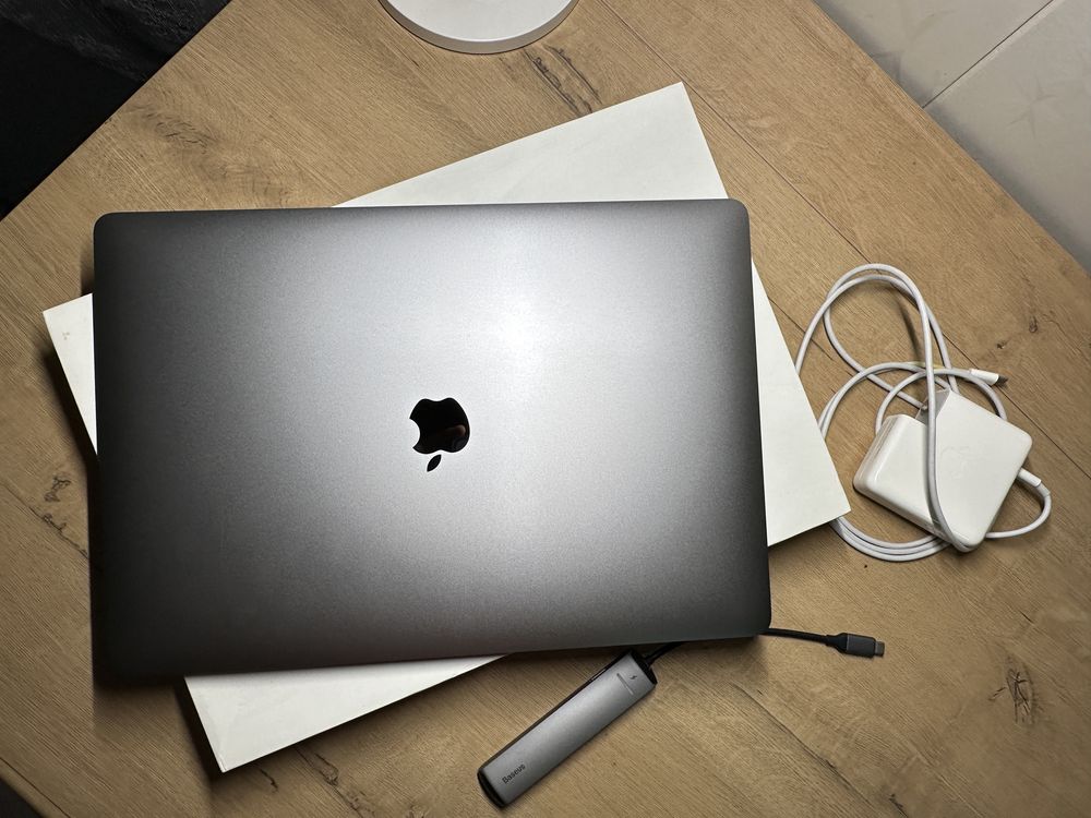MacBook Pro 15 inch 2017, i7 16GB/256SSD