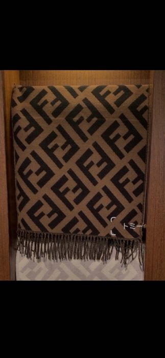 Fular Fendi model 2026