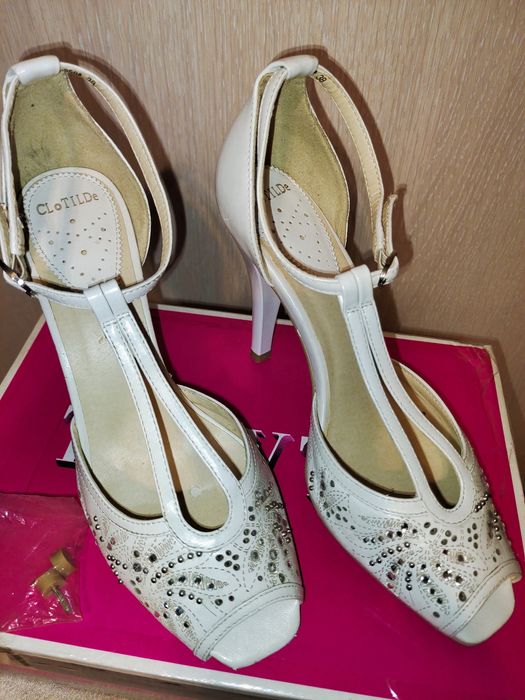 Белые босоножки со стразами