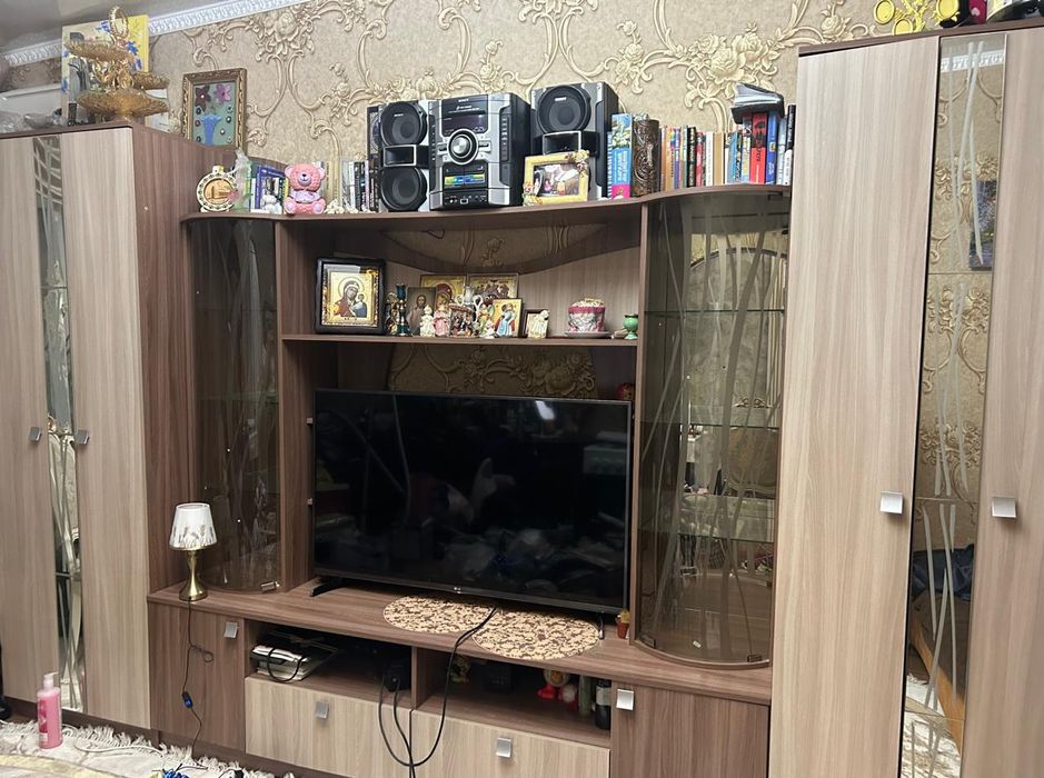 Шкаф горка в гостинную